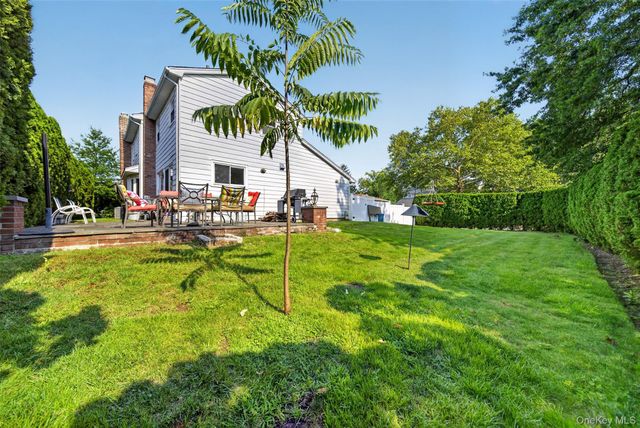 2 Foxhurst Court, Manhasset Hills, NY 11040