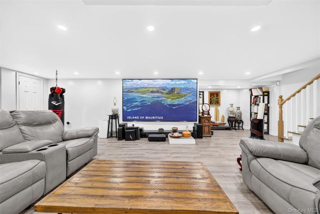 2 Foxhurst Court, Manhasset Hills, NY 11040
