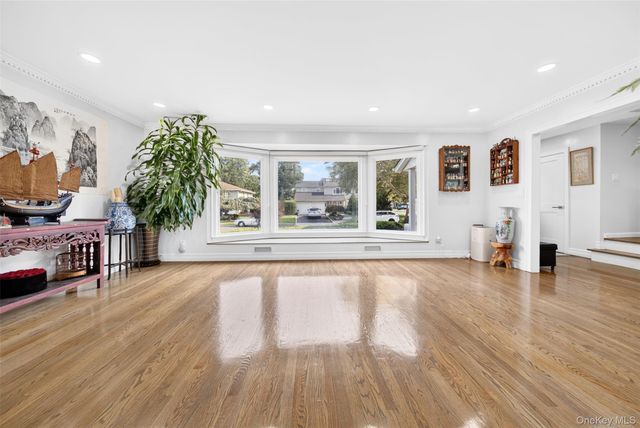 2 Foxhurst Court, Manhasset Hills, NY 11040