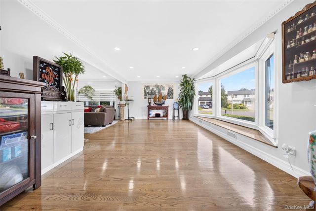 2 Foxhurst Court, Manhasset Hills, NY 11040