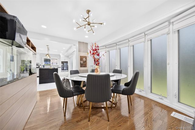 2 Foxhurst Court, Manhasset Hills, NY 11040