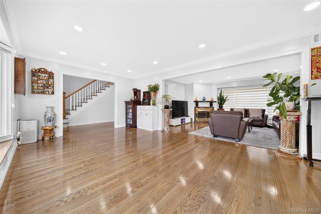 2 Foxhurst Court, Manhasset Hills, NY 11040