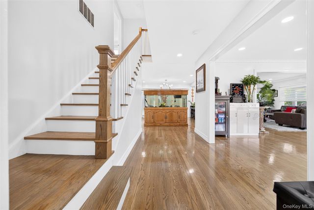 2 Foxhurst Court, Manhasset Hills, NY 11040