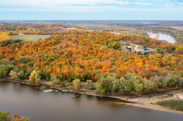 757 Palisades Access Road, Ely, IA 52227