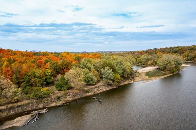 757 Palisades Access Road, Ely, IA 52227