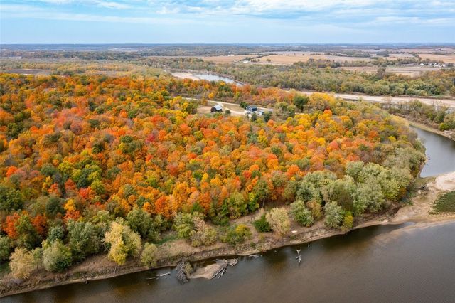 757 Palisades Access Road, Ely, IA 52227