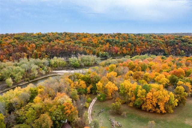 757 Palisades Access Road, Ely, IA 52227