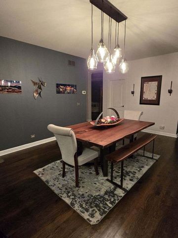 743 Chasewood Drive, South Elgin, IL 60177