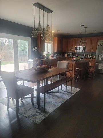 743 Chasewood Drive, South Elgin, IL 60177