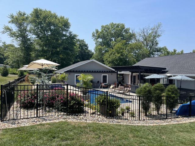 1011 Lakeshore Dr, Gallatin, TN 37066