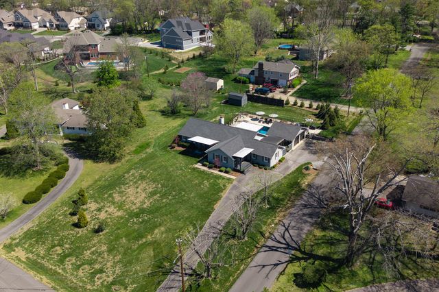 1011 Lakeshore Dr, Gallatin, TN 37066