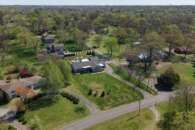 1011 Lakeshore Dr, Gallatin, TN 37066