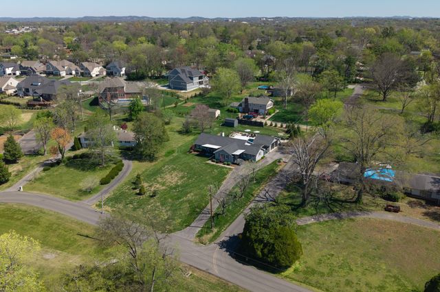 1011 Lakeshore Dr, Gallatin, TN 37066