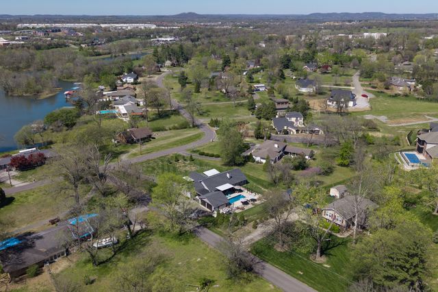 1011 Lakeshore Dr, Gallatin, TN 37066