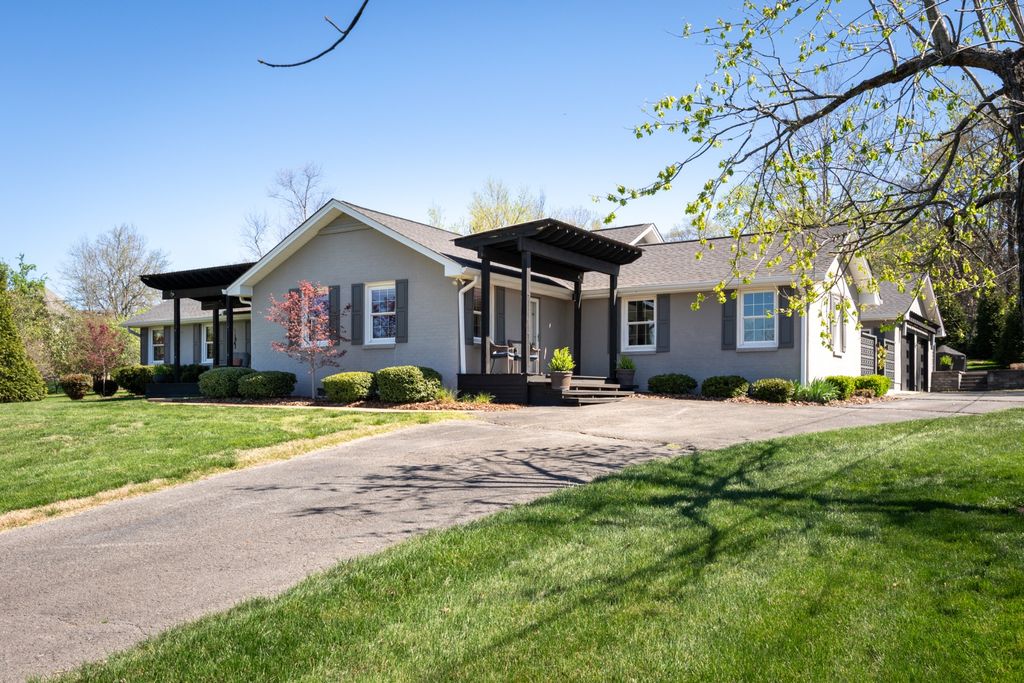 1011 Lakeshore Dr, Gallatin, TN 37066