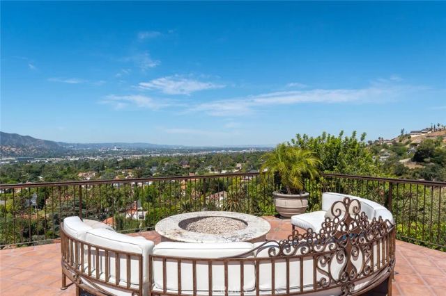 330 Kempton Road, Glendale, CA 91202