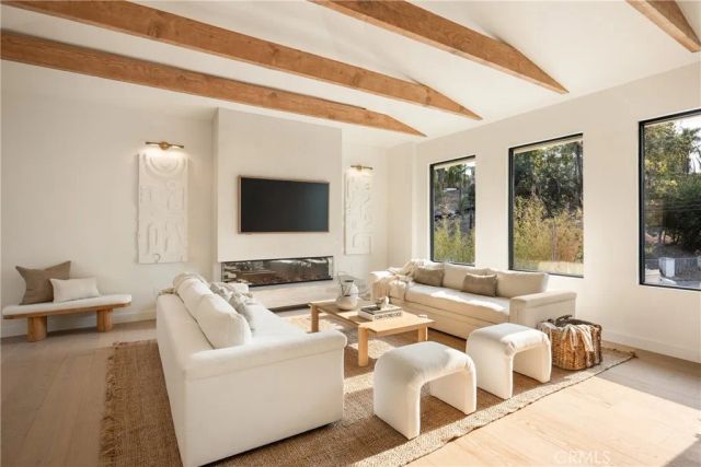 19629 Wells Dr, Tarzana, CA 91356