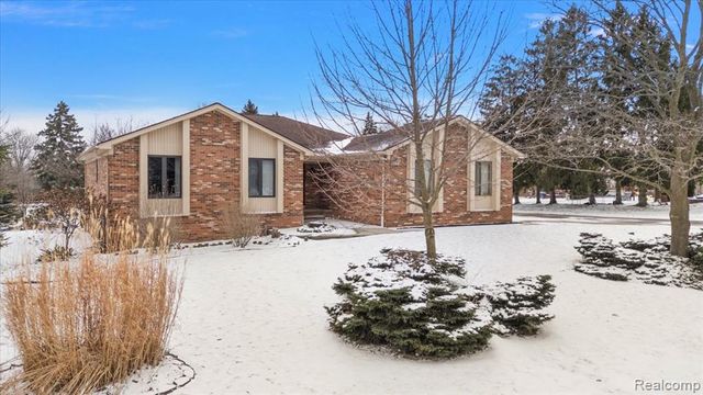 2251 Highsplint Drive, Rochester Hills, MI 48307