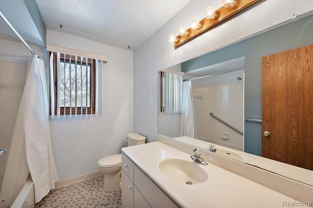 2251 Highsplint Drive, Rochester Hills, MI 48307