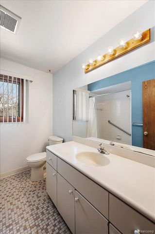 2251 Highsplint Drive, Rochester Hills, MI 48307