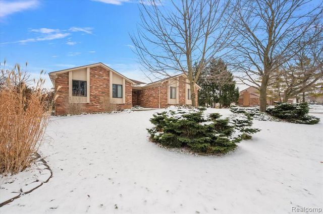 2251 Highsplint Drive, Rochester Hills, MI 48307
