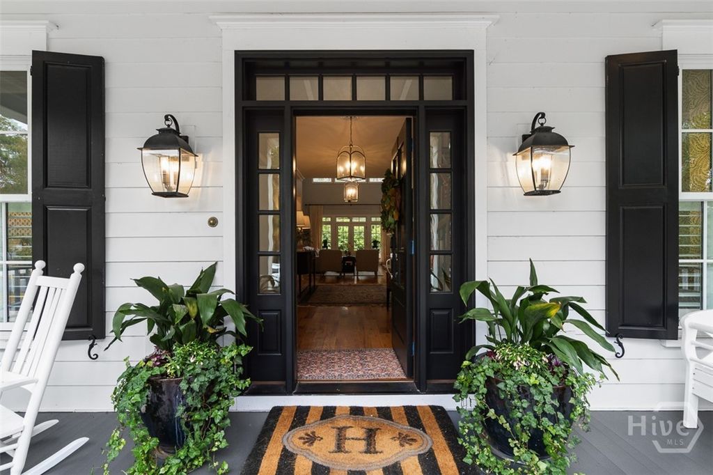 Image 3 of property listing at 2 Lightenstone Court, Savannah, GA 31411