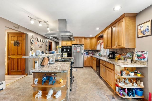 233 Lovers Ln, Haverhill, MA 01830