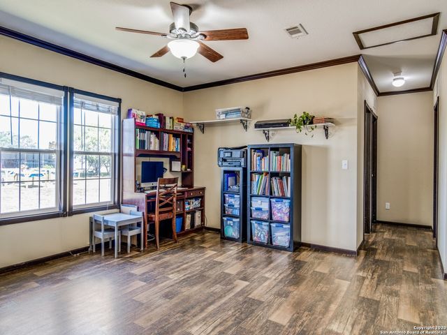 252 COUNTY ROAD 302, Floresville, TX 78114