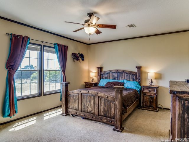 252 COUNTY ROAD 302, Floresville, TX 78114