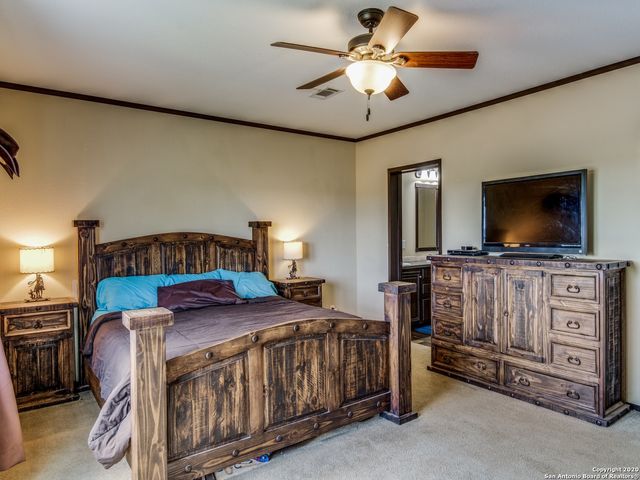 252 COUNTY ROAD 302, Floresville, TX 78114