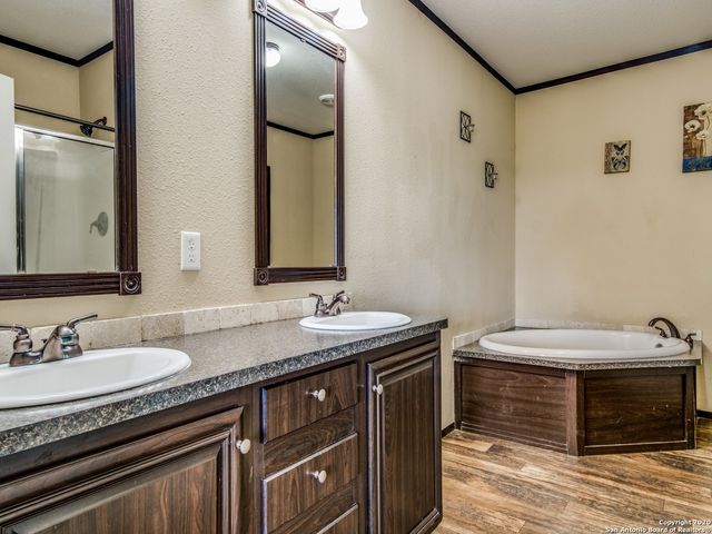 252 COUNTY ROAD 302, Floresville, TX 78114