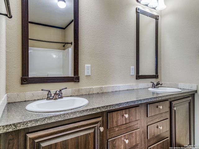 252 COUNTY ROAD 302, Floresville, TX 78114