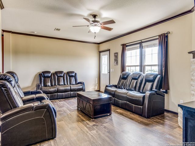 252 COUNTY ROAD 302, Floresville, TX 78114