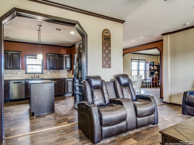 252 COUNTY ROAD 302, Floresville, TX 78114