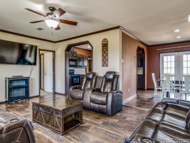 252 COUNTY ROAD 302, Floresville, TX 78114