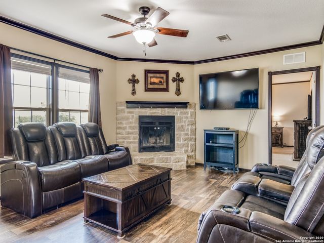 252 COUNTY ROAD 302, Floresville, TX 78114