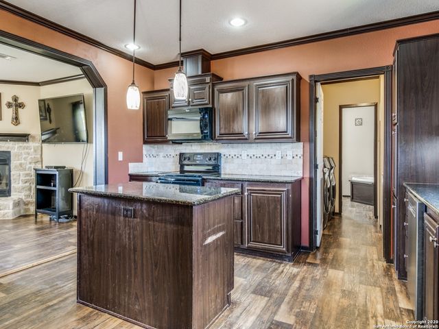 252 COUNTY ROAD 302, Floresville, TX 78114