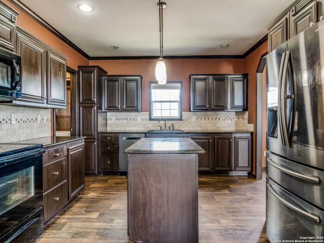 252 COUNTY ROAD 302, Floresville, TX 78114