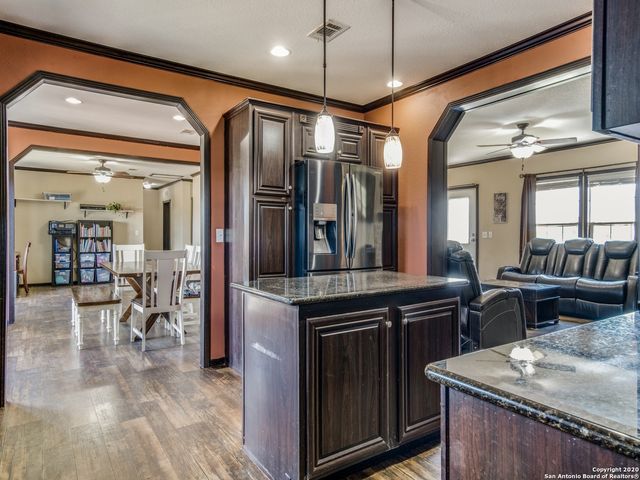 252 COUNTY ROAD 302, Floresville, TX 78114