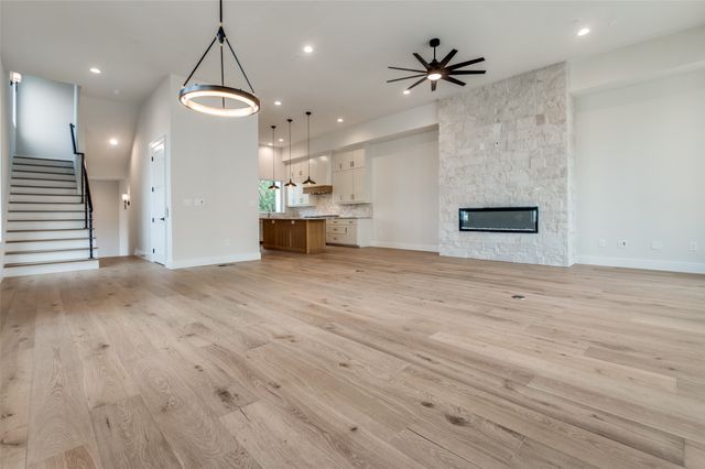 250 E Dallas Road 121, Grapevine, TX 76051