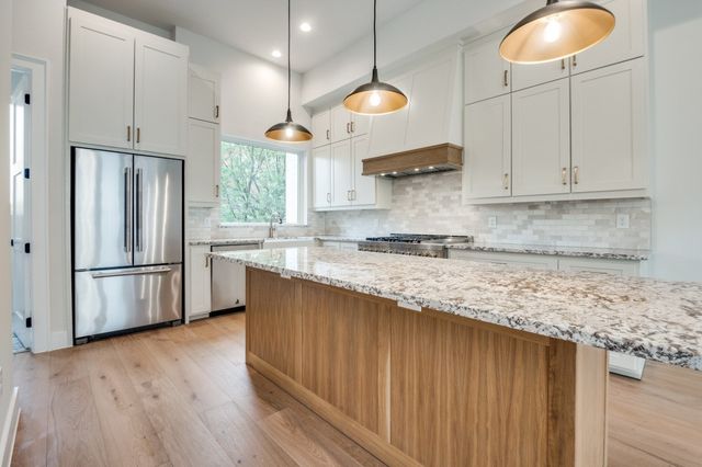 250 E Dallas Road 121, Grapevine, TX 76051