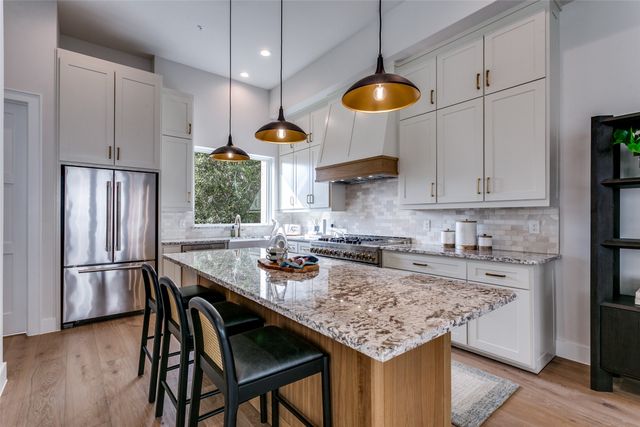 250 E Dallas Road 121, Grapevine, TX 76051