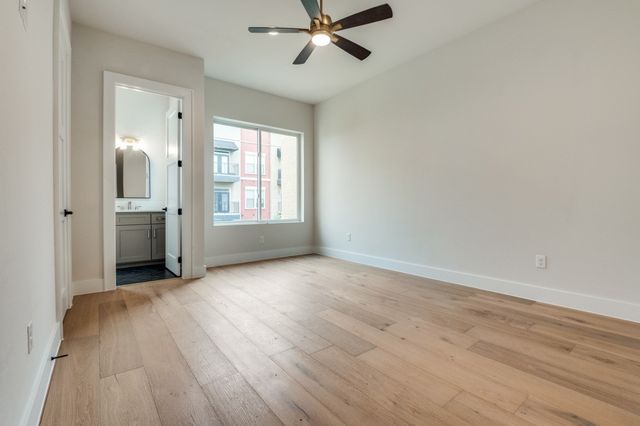 250 E Dallas Road 121, Grapevine, TX 76051