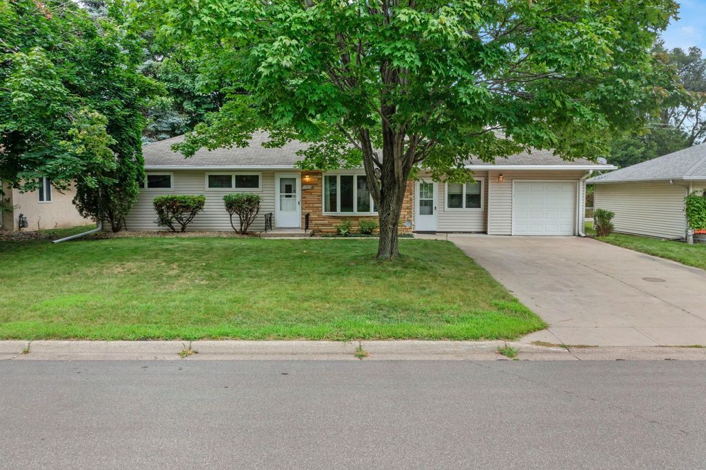 1739 Rose Place, Roseville, MN 55113