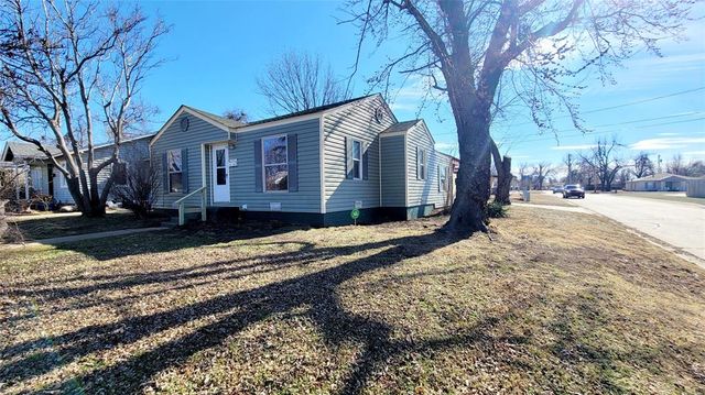 300 E Kittyhawk Drive, Midwest City, OK 73110