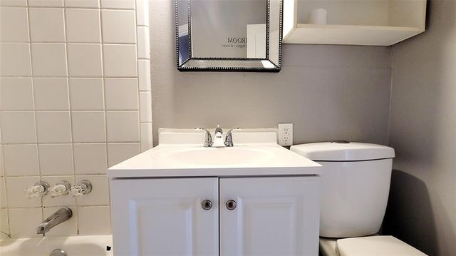 300 E Kittyhawk Drive, Midwest City, OK 73110