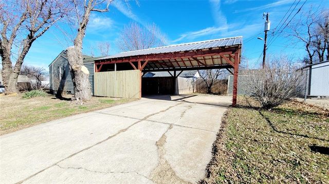 300 E Kittyhawk Drive, Midwest City, OK 73110