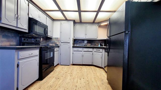 300 E Kittyhawk Drive, Midwest City, OK 73110
