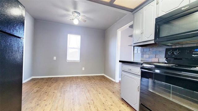 300 E Kittyhawk Drive, Midwest City, OK 73110