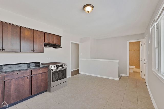 15666 Woodlawn East Avenue, South Holland, IL 60473